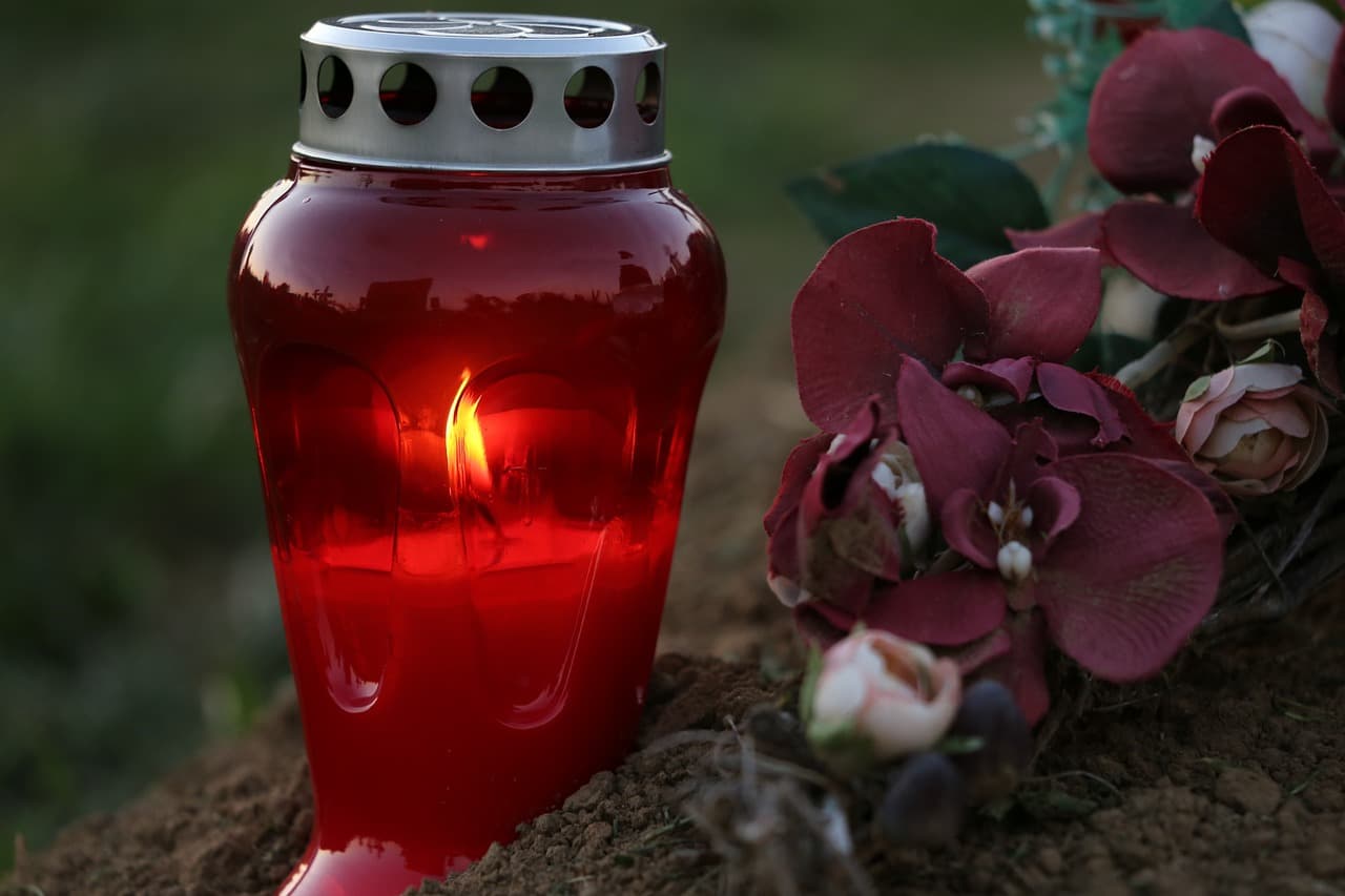 63a78d0f4279-red-candle-4328867_1280.jpg